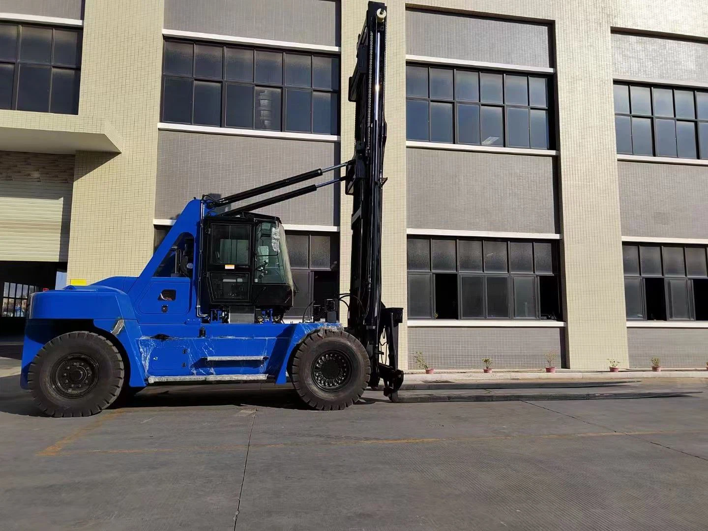 forklift for yacht transporting