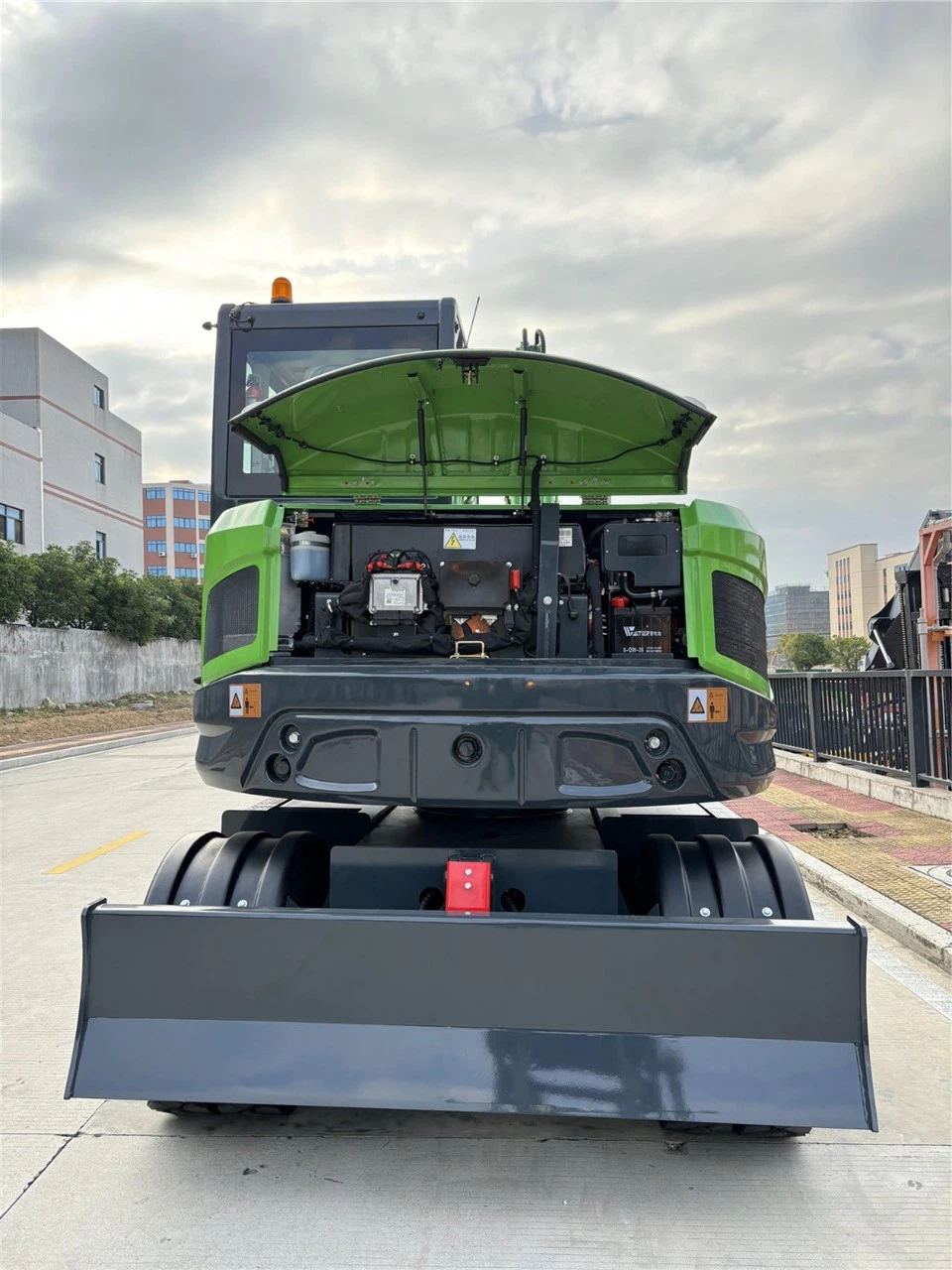 8 Ton Electric Wheel Excavator With Yuchai Engine Operating Weigh